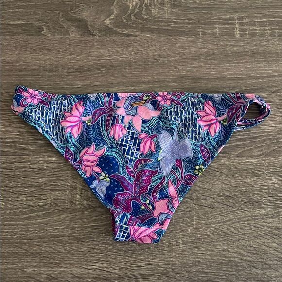 Victoria’s Secret Bikini Bottom Swim - Picture 5 of 5